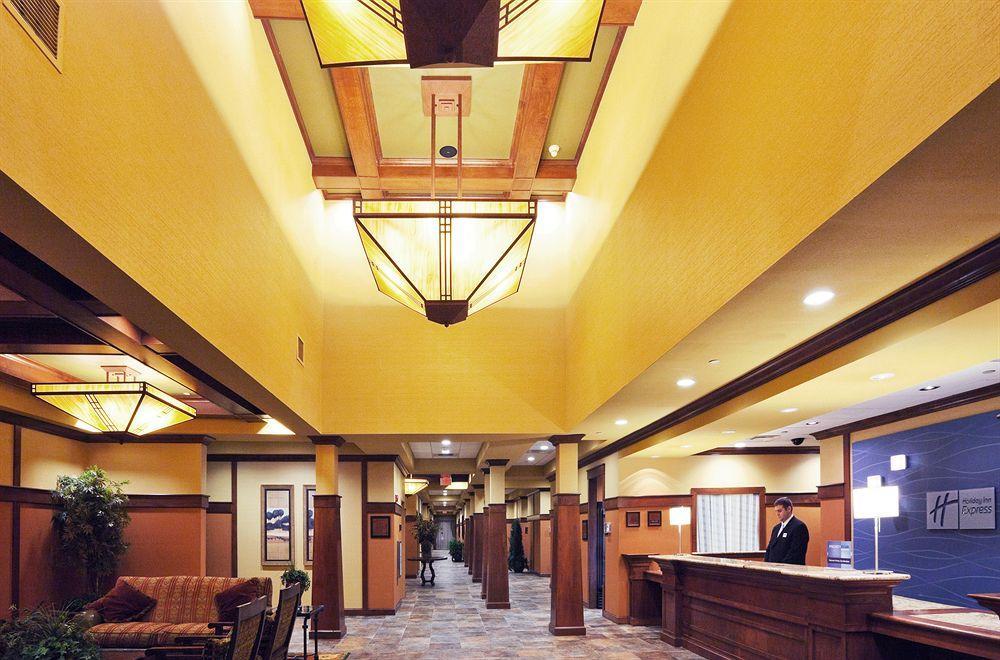 The Q Hotel & Suites Springfield Interior photo