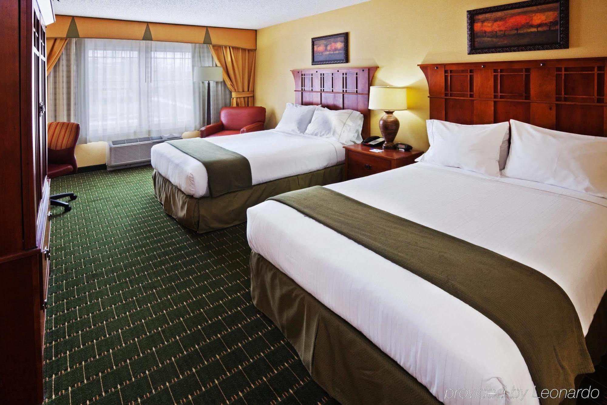 The Q Hotel & Suites Springfield Room photo