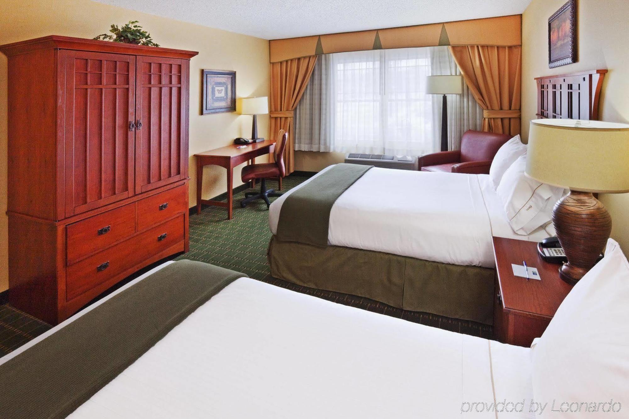 The Q Hotel & Suites Springfield Room photo