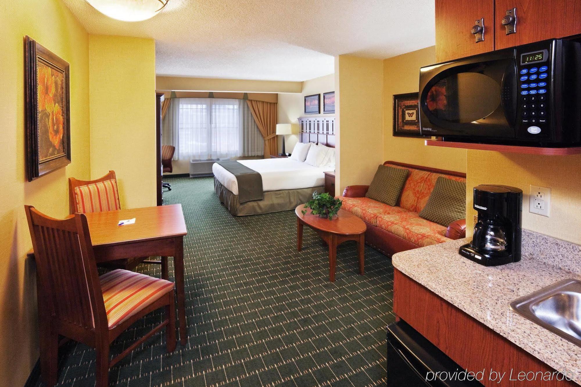 The Q Hotel & Suites Springfield Room photo