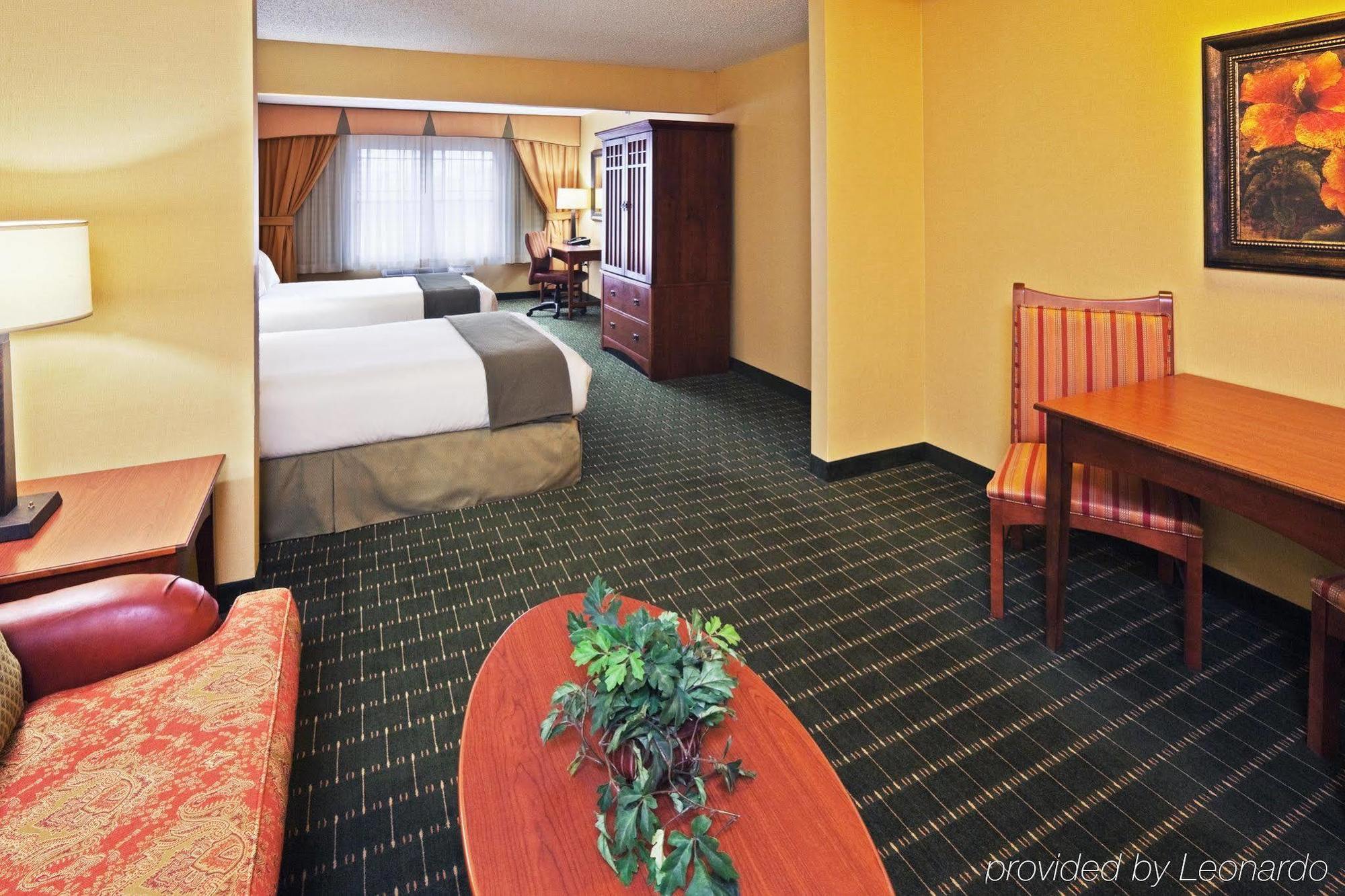 The Q Hotel & Suites Springfield Room photo