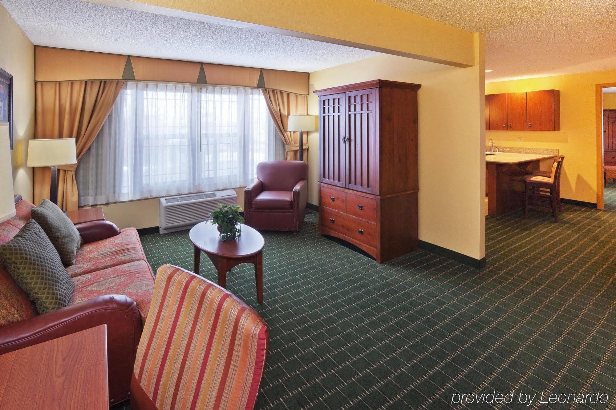 The Q Hotel & Suites Springfield Room photo