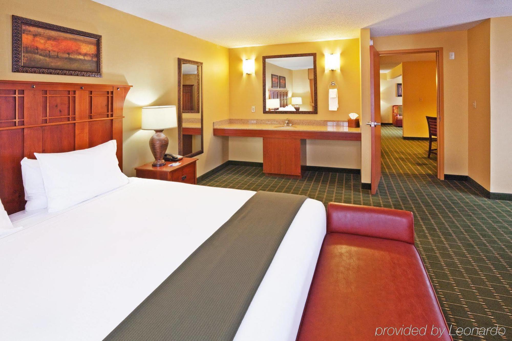 The Q Hotel & Suites Springfield Exterior photo