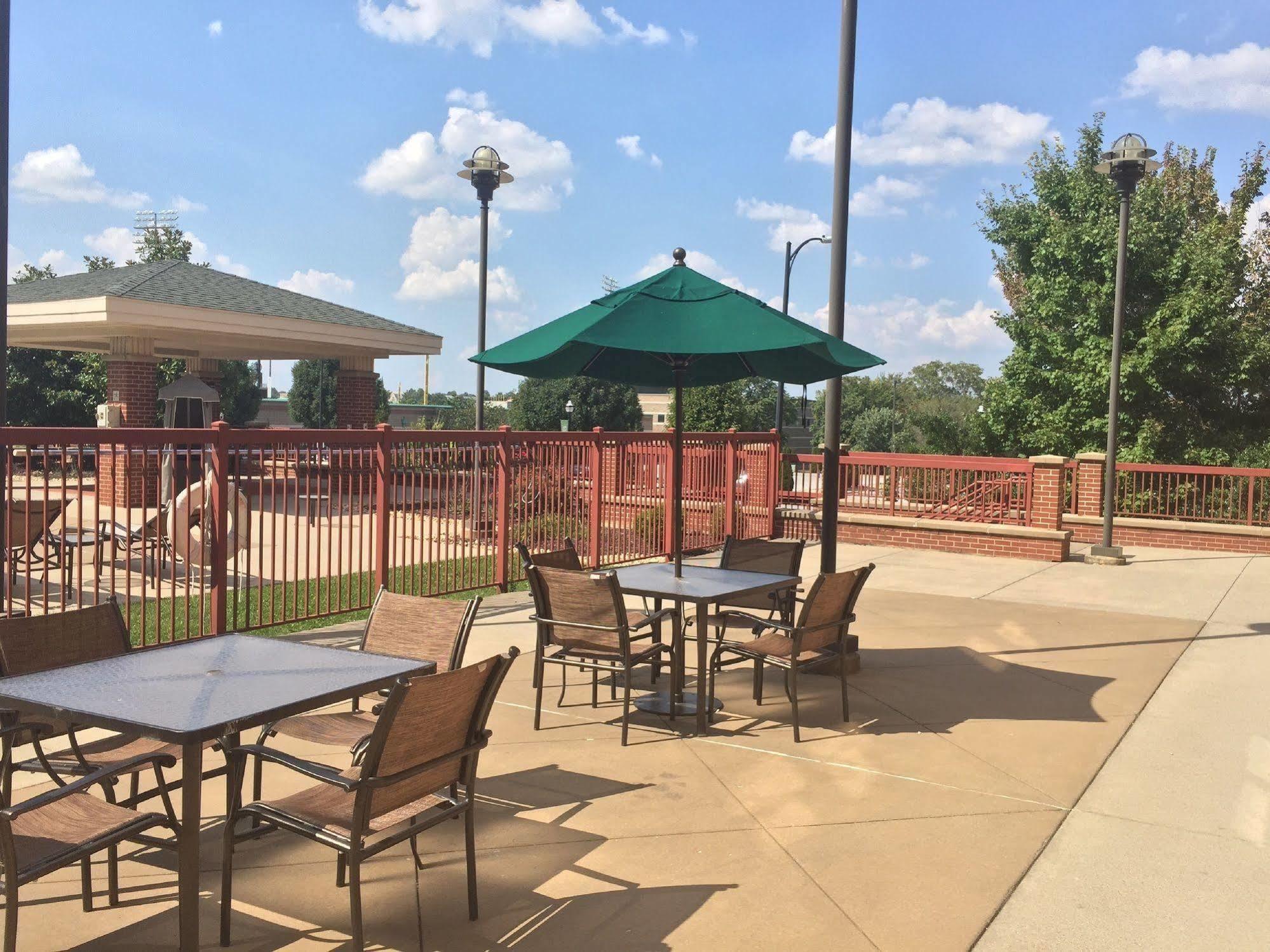 The Q Hotel & Suites Springfield Exterior photo