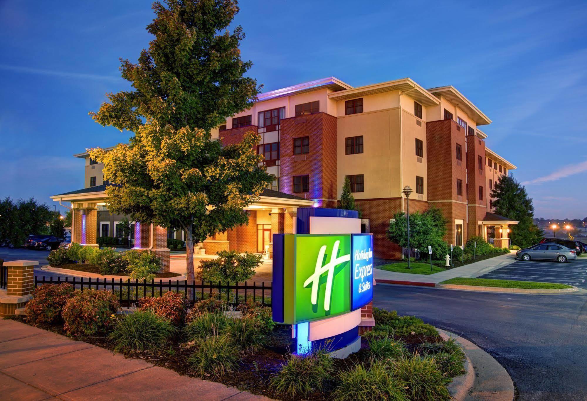 The Q Hotel & Suites Springfield Exterior photo