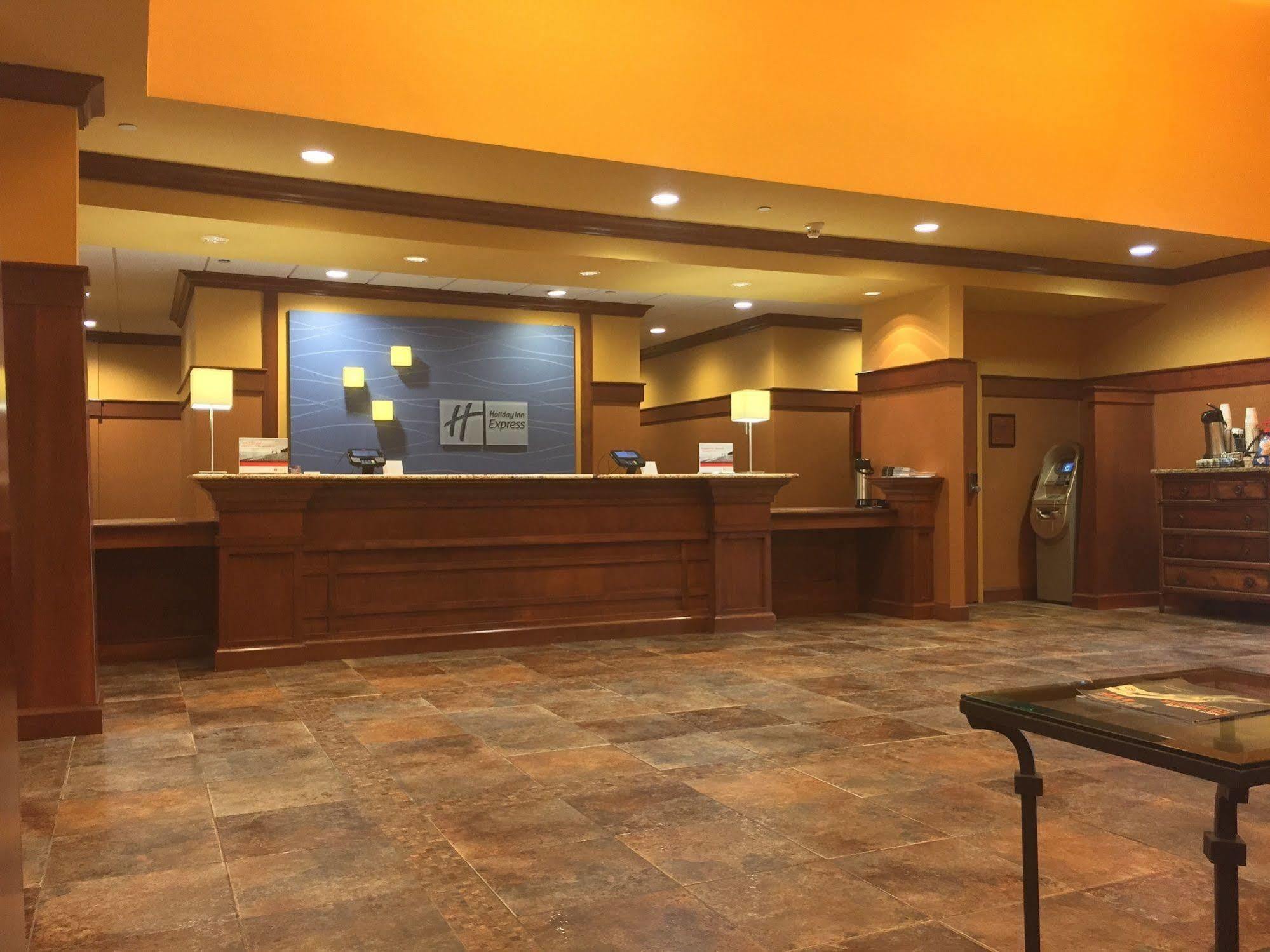 The Q Hotel & Suites Springfield Exterior photo