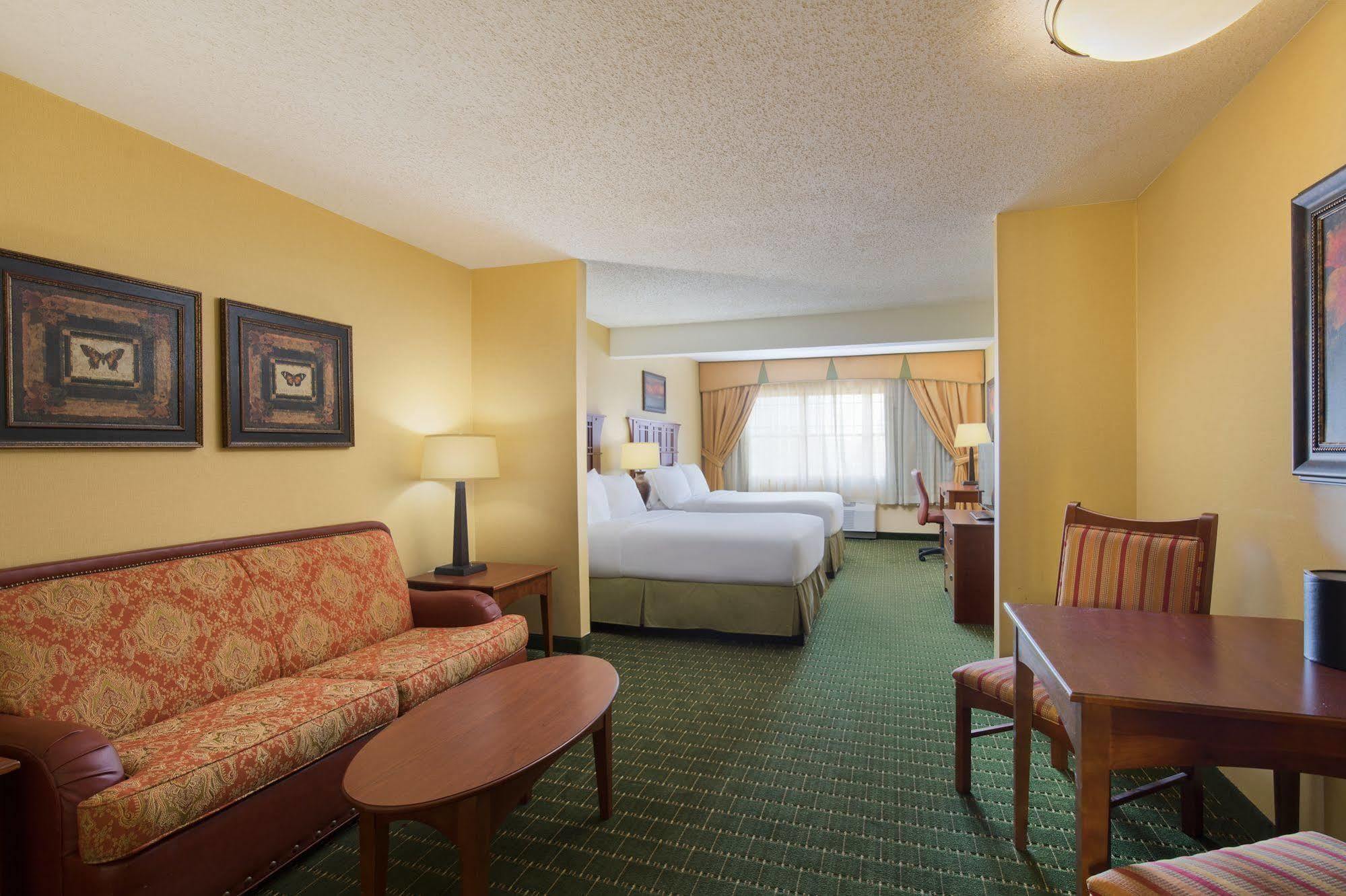 The Q Hotel & Suites Springfield Exterior photo