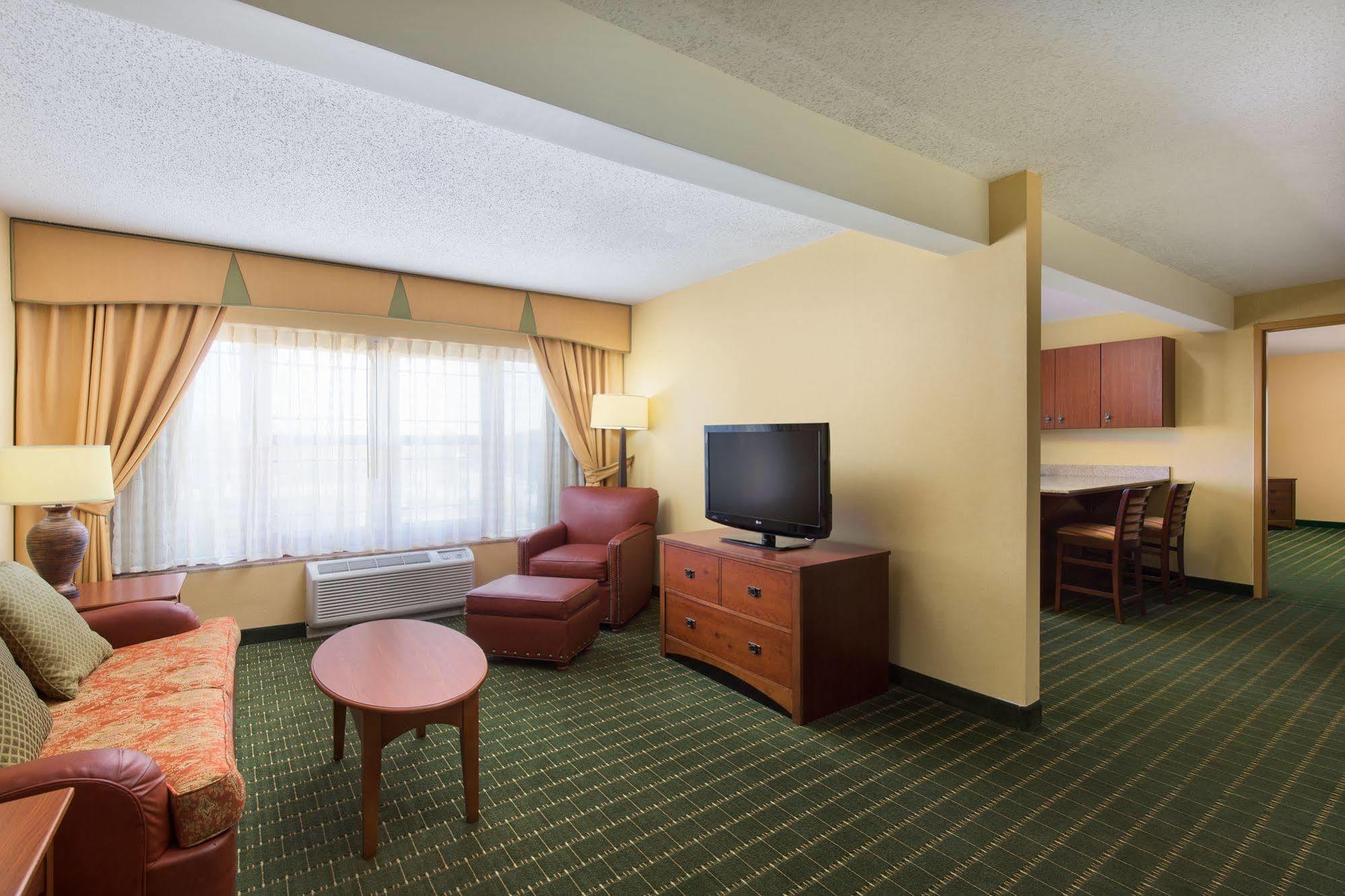 The Q Hotel & Suites Springfield Exterior photo